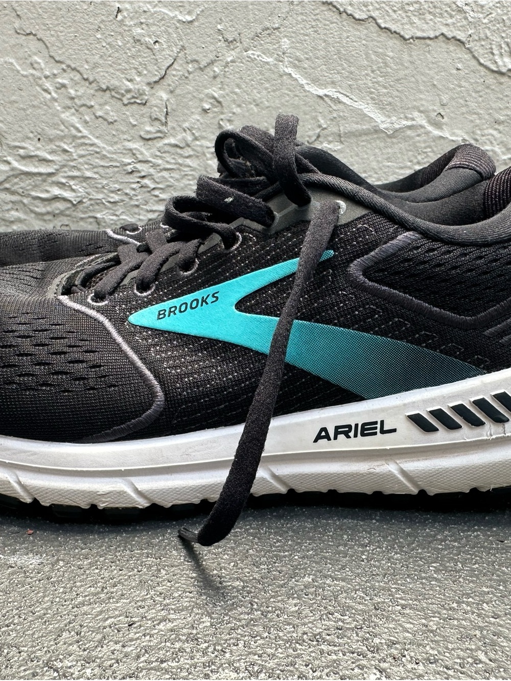 Brooks Ariel Running Shoes in Black with Teal Accent Size 9 Women Pre- Owned